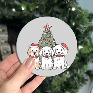 Vista detallada posavasos de coche redondo con perro de Navidad, alfombrilla de silicona.