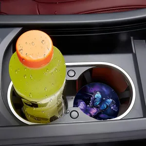Vista dettagliata di un sottobicchiere rotondo in silicone per auto con design a farfalla.