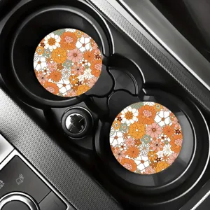 Vue détaillée de dessous de verre de voiture à fleurs rétro dans le porte-gobelet.