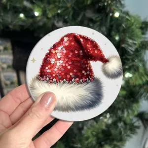 Primo piano dettaglio del sottobicchiere per auto di Natale con cappello rosso lucido.