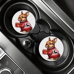 Primo piano di simpatici sottobicchieri per auto con coniglietto natalizio nel portabicchieri.