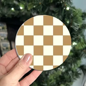 Gros plan détaillé du tapis rond à carreaux marron et beige pour décoration de bureau.