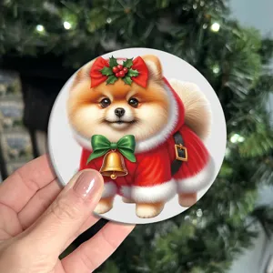 Vue rapprochée d'un dessous de verre rond de Noël avec un adorable poméranien festif.