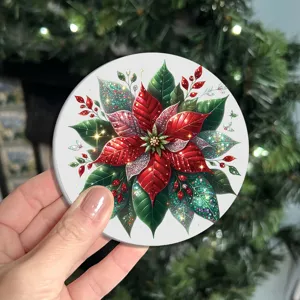 Primo piano dettagliato di un sottobicchiere natalizio con stella di Natale, design floreale festivo.