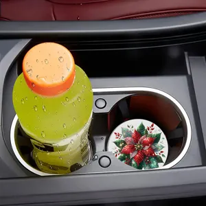 Sottobicchiere per auto in silicone con un vivace motivo floreale natalizio per interni auto.