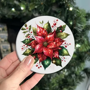 Primo piano dettaglio del sottobicchiere auto natalizio con decorazione floreale brillante.