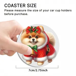 Gros plan du détail du mignon sous-verre de voiture Poméranien de Noël taille 7cm.