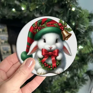 Sous-verre de Noël lapin blanc avec chapeau d'elfe et couronne de ruban rouge déco table