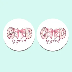 Gros plan detail du tapis de souris rond sous-tasse avec motif alphabet floral et noeud rose.
