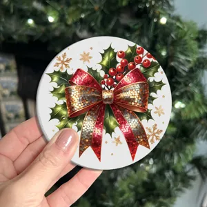 Sottobicchiere per portabicchieri auto a tema natalizio con fiocco rosso glitterato e agrifoglio.