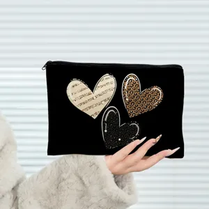 Trousse de maquillage en toile avec motifs de cœur léopard élégants, pochette zippée portable.