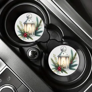 Set de sous-verres de voiture de Noël avec lanterne festive et branches de pin.