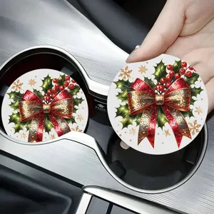 Dettaglio sottobicchiere per portabicchieri auto di Natale con fiocco festivo e foglie.