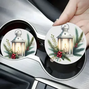 Gros plan détaillé du sous-verre de voiture lanterne de Noël au motif de houx festif.