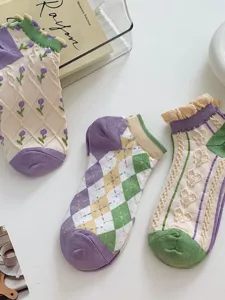 Calzini corti da donna con motivo a rombi colorati, fiori dolci e bordo con volant estivo.