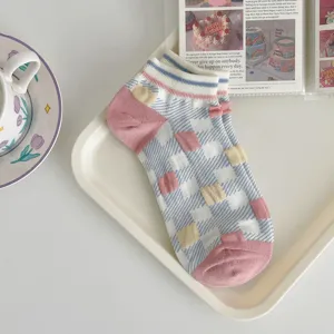 Calzini corti da donna con motivo a rombi, stile dolce e casual perfetti ogni giorno.