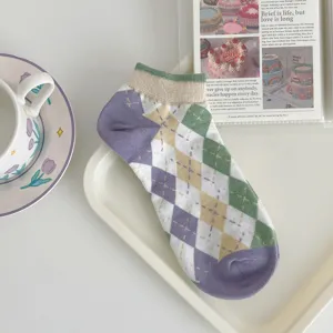 Dettaglio di calzini corti da donna con motivo argyle colorato stile dolce e carino.