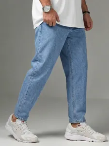 Vista dettagliata di jeans dritti blu chiaro da uomo, in comodo denim di cotone.