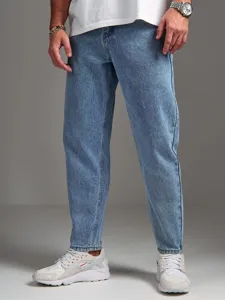 Vista dettagliata di jeans dritti azzurri da uomo, con texture denim di alta qualità.