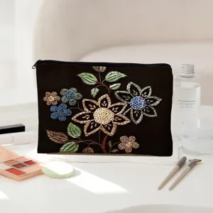 Detailopname van het zwarte canvas cosmetisch tasje met kleurrijk kraaltjes borduurwerk.