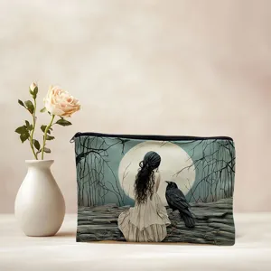 Vue rapprochée de la trousse zippée en toile avec illustration artistique sombre et texture.