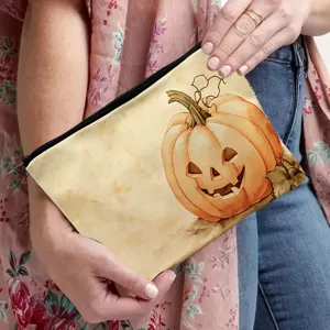 Detailaufnahme eines Kosmetiktäschchens aus Leinen mit vintage Halloween Kürbis Print.
