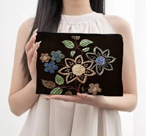 Elegante zwarte kralen bloem cosmetische tas, gedetailleerd borduurwerk ontwerp voor dames.
