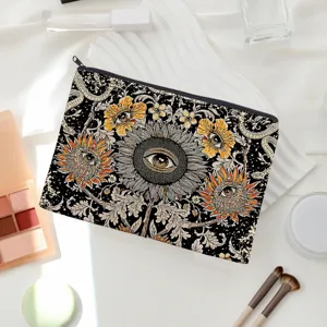 Vue détaillée d'une trousse de maquillage en toile vintage avec un motif floral et œil unique.