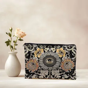 Gros plan détail de la pochette zippée en toile motif artistique vintage tournesol et œil