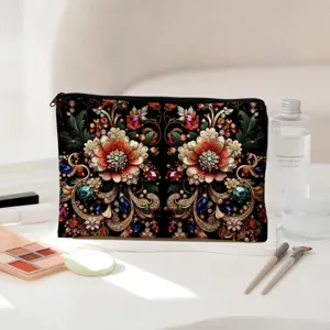 Detailopname van prachtige canvas make-uptas met bloemenprint en veilige ritssluiting.