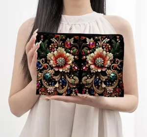 Elegante vintage barokke bloemen canvas cosmetische tas, gedetailleerd close-up beeld.