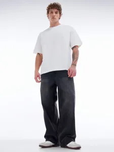 Jean denim homme coupe droite loose délavé vue de détail, pantalon gris vintage casual style.