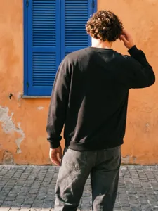 Felpa oversize in felpa da uomo in nero tinta unita, pullover casual a maniche lunghe comodo.