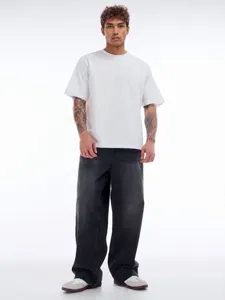 Vue détaillée du jean droit délavé coupe ample pour homme au style casual quotidien.