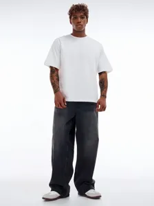 Vue détaillée du jean ample droit lavé pour homme, parfait pour un style décontracté.
