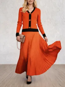 Vue détaillée de l'ensemble cardigan en tricot orange et jupe longue plissée.