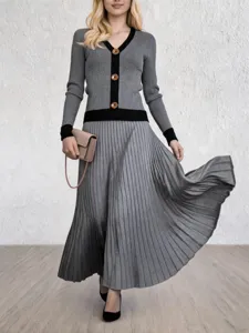 Ensemble deux pieces cardigan en tricot jupe plisee grise elegante detail automne vue
