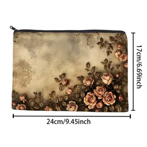 Dettaglio della borsa cosmetica con stampa di rose vintage e design floreale elegante.