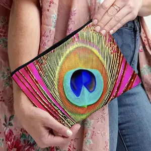 Canvas make-up etui en clutch met levendige pauwenveer print, gedetailleerd handig overzicht.