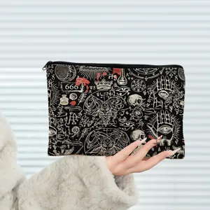 Pochette zippée en toile style gothique avec symboles occultes pour rangement maquillage.