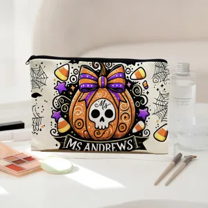 Nahaufnahme der Canvas Kosmetiktasche mit festlichem Halloween Kürbis und Totenkopf Grafikdruck.