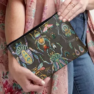 Detailopname van canvas cosmeticatasje met kleurrijke insectenprint en handige ritssluiting.