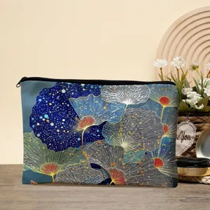 Gedetailleerde close-up van het stijlvolle make-up tasje met een artistieke blauwe plantenprint.