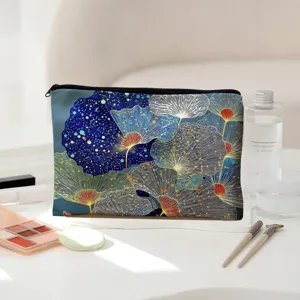 Gedetailleerde weergave van de blauwe canvas make-up tas met mooi bloemenpatroon.