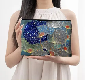 Canvas cosmetisch tasje detailweergave, blauwe abstracte botanische print, rits tasje.