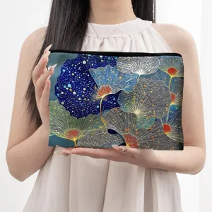 Stijlvolle canvas cosmetische tas met blauwe botanische print, ideaal voor dagelijks gebruik.