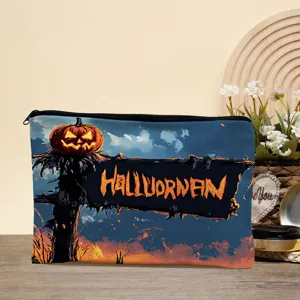 Halloween Kosmetiktasche Detail mit Kürbis Vogelscheuche Druck und praktischem Reißverschluss.