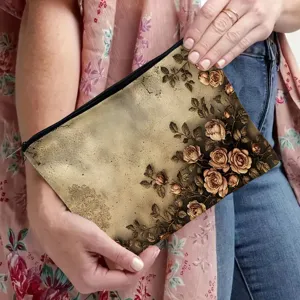 Vista dettagliata della borsa cosmetica vintage con rose, ideale per cancelleria e accessori.
