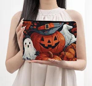 Nahaufnahme der Halloween Kürbis und Geist bedruckten Canvas Kosmetiktasche und Beutel.