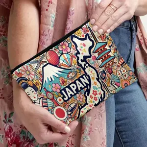 Vista dettagliata della elegante trousse da trucco in stile giapponese con stampa vivace.
